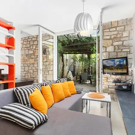 Orange Old Town Apartment
